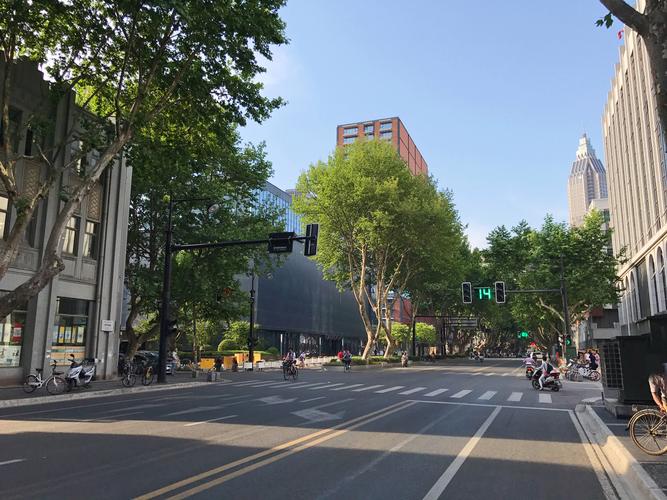 2.大行宫市民公园北广场位于南京市秦淮区，南临中山北路，西接中山北路，东临泰山路，北临中山门大街，面积约25万平方米。