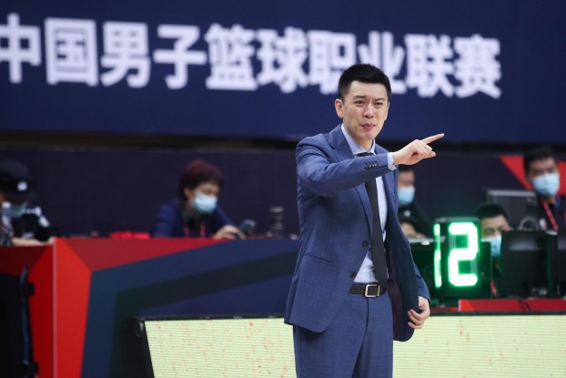 辽宁队杨鸣简介照片，篮球运动员及教练杨鸣的精彩历程
