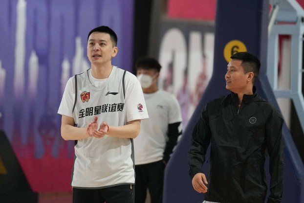 辽宁队杨鸣简介照片，篮球运动员及教练杨鸣的精彩历程