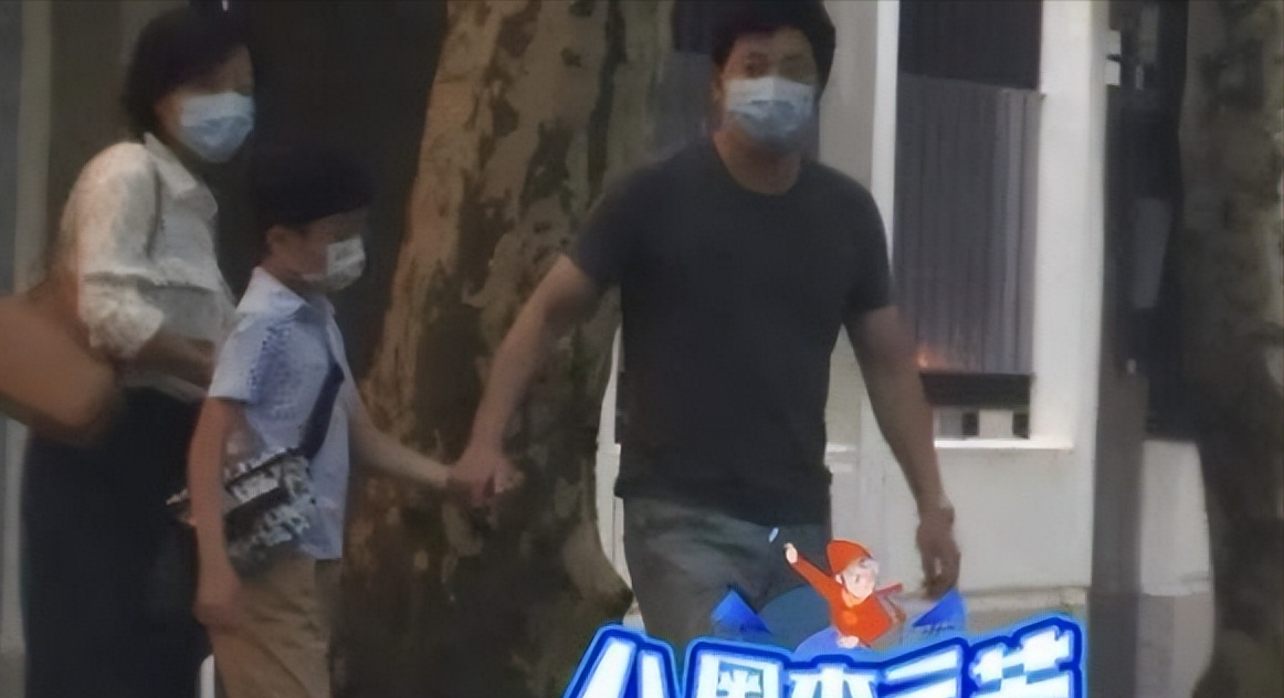 郭京飞与家人罕见合体，妻子打扮很有味，儿子正脸曝光比他帅
