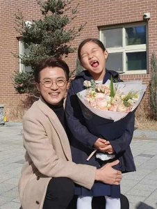 ​51岁安在旭罕晒全家照！他和妻子男帅女美，可惜儿女却没遗传他俩