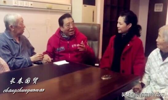 1岁李双江和梦鸽唱《夫妻双双把家还》，配合默契声音铿锵嘹亮"