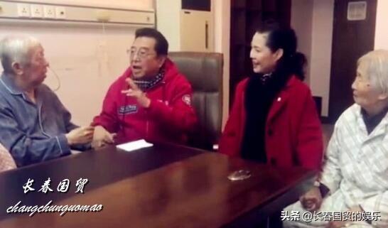 1岁李双江和梦鸽唱《夫妻双双把家还》，配合默契声音铿锵嘹亮"