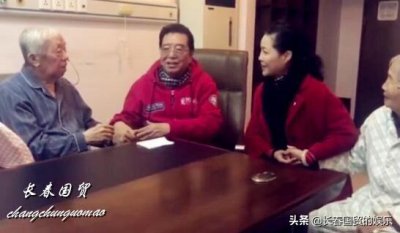 ​81岁李双江和梦鸽唱《夫妻双双把家还》，配合默契声音铿锵嘹亮