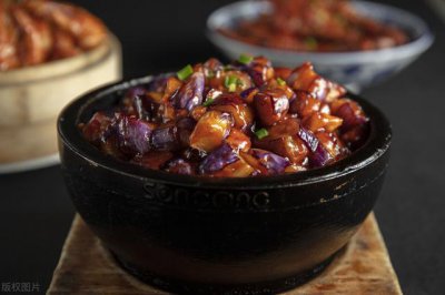 ​茄子这样炒好吃又简单（茄子别总炒着吃）