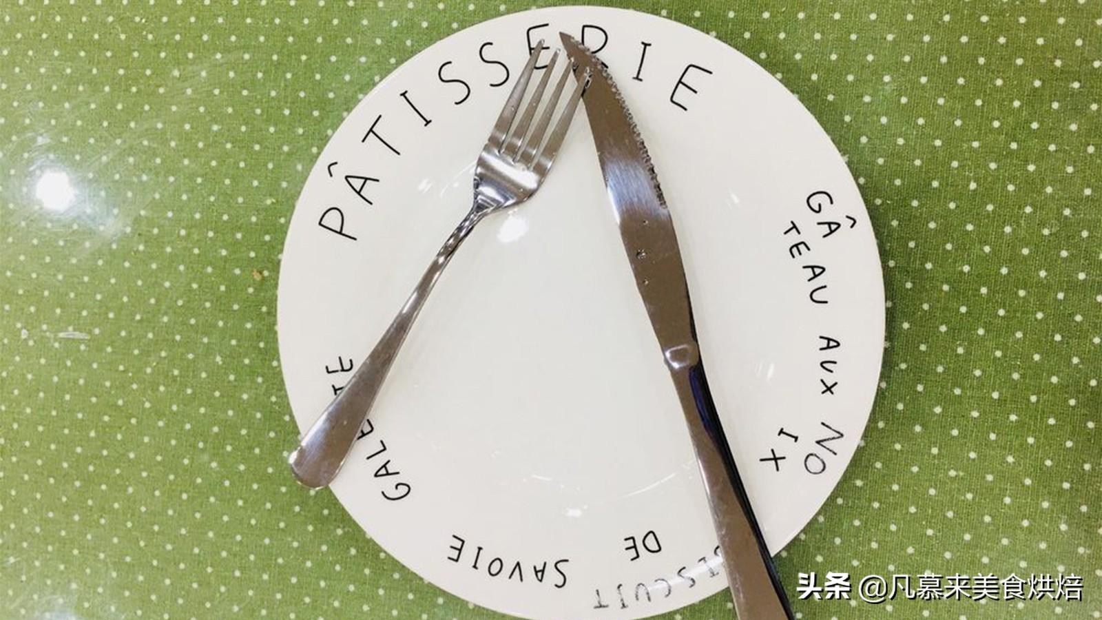 左手拿刀还是右手拿刀吃牛排(西餐牛排刀叉正确拿法)
