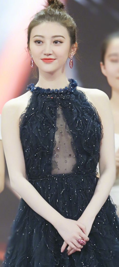 西安出美女，8位来自西安的女星，个个颜值出众，非网红脸能比