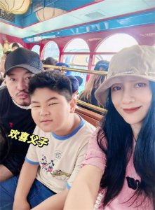 ​沙溢一家4口出游，安吉和小鱼儿发福明显，10岁小鱼儿飙至120斤