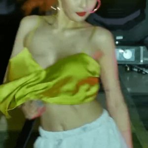 ​泫雅跳舞上衣突然散开(泫雅舞台衣服脱落)