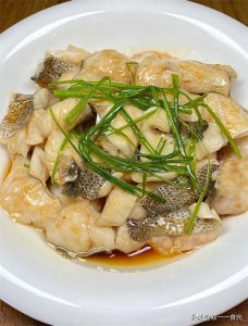 ​鲈鱼怎么样做才好吃？这样做，又嫩又香的！一点腥味都没有！