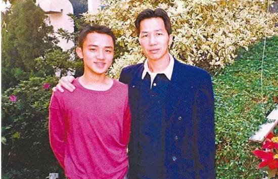 王祖蓝的爸爸王严化是谁（王祖蓝父亲身份曝光）