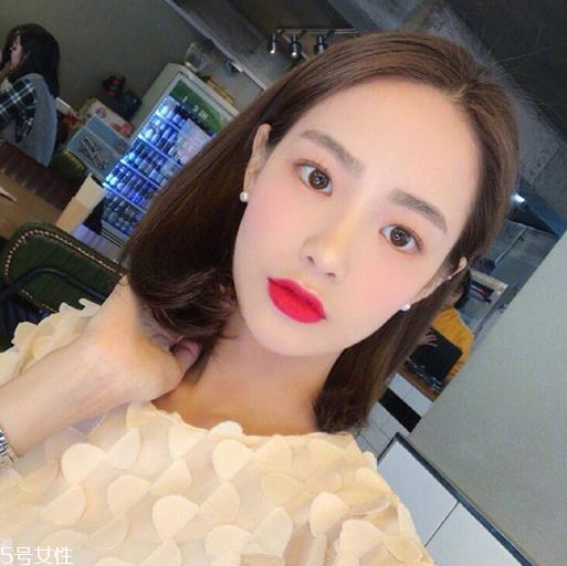齐肩直发染什么颜色好看？简单好看的齐肩发扎法