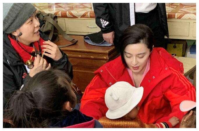 范冰冰身穿民族服饰现身烤羊店，翩翩起舞，心情还好喔