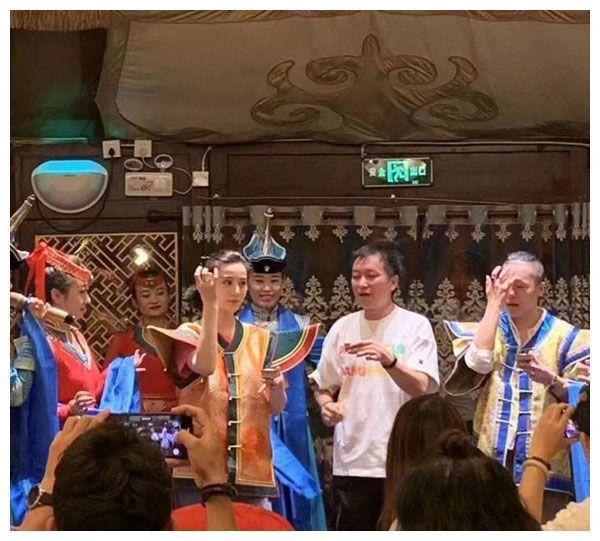 范冰冰身穿民族服饰现身烤羊店，翩翩起舞，心情还好喔