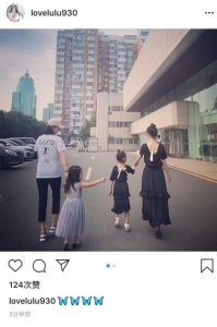 ​李小璐晒背影照与甜馨手牵手逛街，身穿亲子装扎同款丸子头超温馨