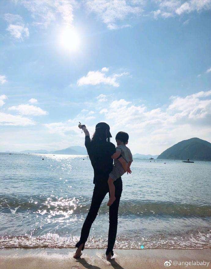 Angelababy晒出儿子背影照，苗条身材和大长腿实力抢镜