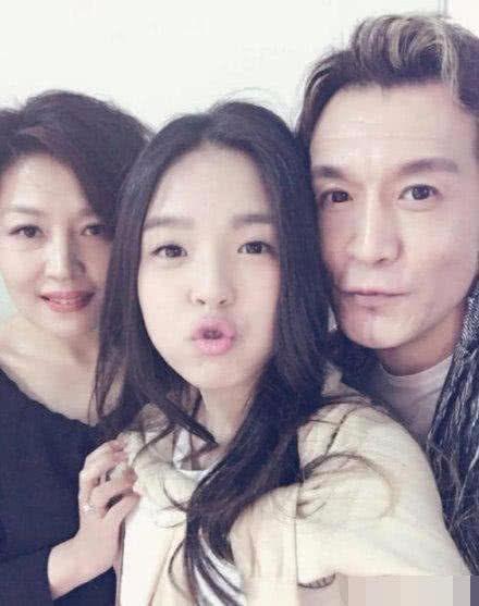 娱乐资讯：李咏16岁女儿晒性感泳装被骂惨，哈文微博回应