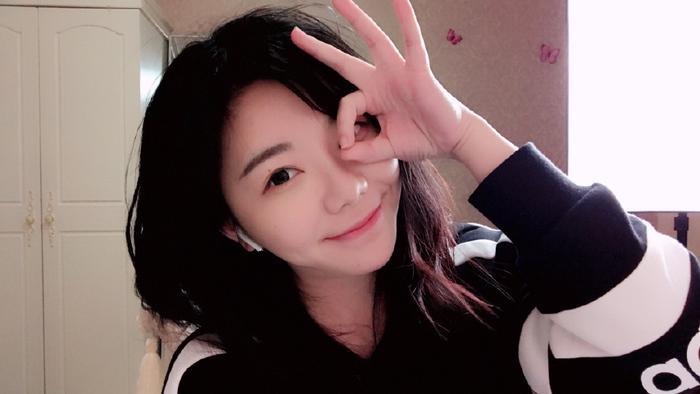 斗鱼刘飞儿直播看三国演义混日子？曾经的奶飞已失去梦想