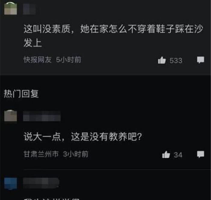王菲和友人聚会，坐姿惹争议，网友：天后很接地气