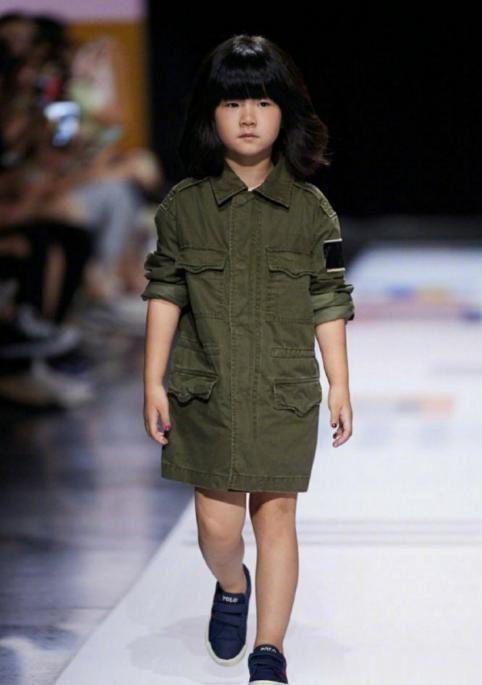 张亮4岁女儿登上T台走秀，气场跟爸爸如出一辙，基因强大啊！