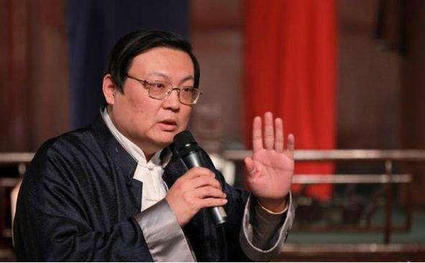 梁宏达原形毕露！他到底是什么身份？为何能说会道无不知晓？