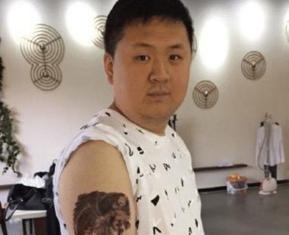 贾玲结婚6年不晒丈夫照片，当网友看到健身照片后不一般