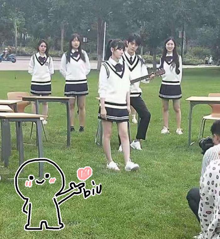 肖战宋祖儿拍摄校园MV，路透照曝光，学生装丝毫不像28岁