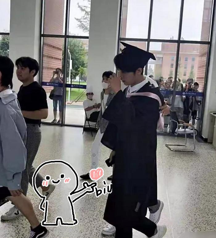 肖战宋祖儿拍摄校园MV，路透照曝光，学生装丝毫不像28岁
