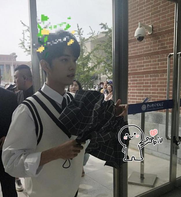 肖战宋祖儿拍摄校园MV，路透照曝光，学生装丝毫不像28岁