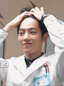 ​鸡窝头也是帅的啊，果然帅哥什么发型都能完美驾驭……