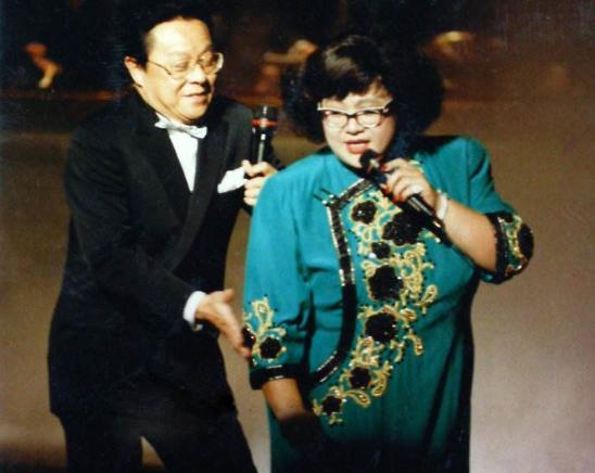 71岁郑少秋真的老了，官晶华相伴几十年，四个女儿都很漂亮