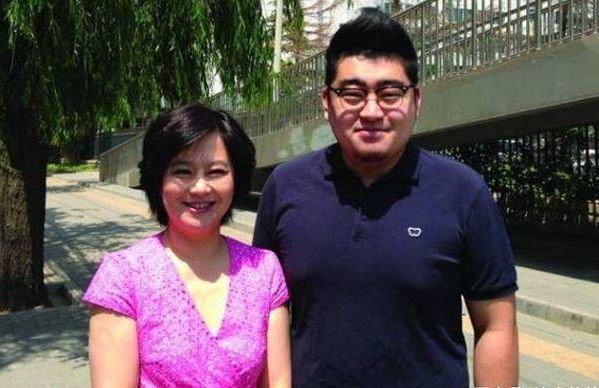 鞠萍25岁儿子近照曝光！系名校学霸，女友颜值高撞脸“网红”