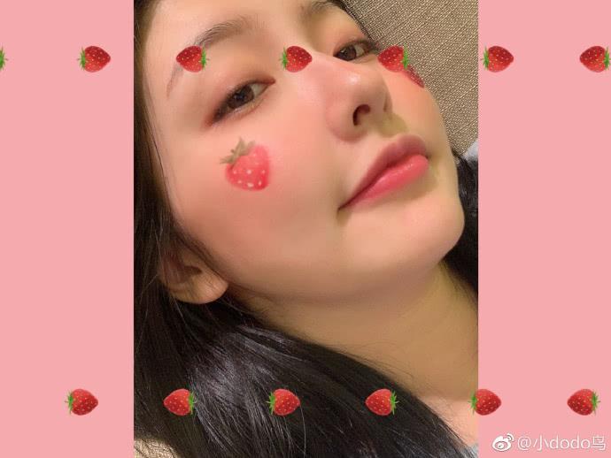 王思聪前任豆得儿久违晒九宫自拍，全方位扮萌颜值耐打皮肤好粉嫩