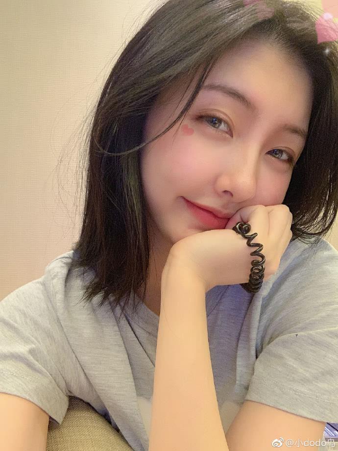王思聪前任豆得儿久违晒九宫自拍，全方位扮萌颜值耐打皮肤好粉嫩