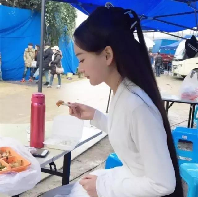 卓亨瑜不仅撞脸杨幂还撞了衫，话说这姑娘之前长这样