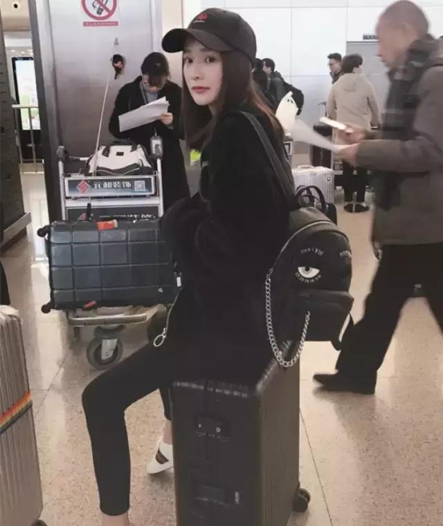 卓亨瑜不仅撞脸杨幂还撞了衫，话说这姑娘之前长这样