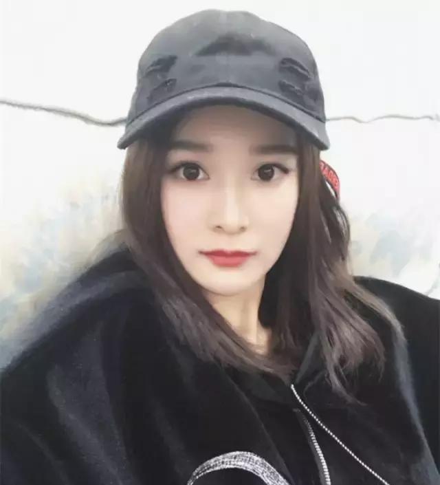 卓亨瑜不仅撞脸杨幂还撞了衫，话说这姑娘之前长这样