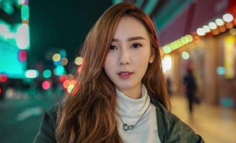 女星江倩龄因车祸离开，隐婚丈夫首度露面，告别仪式上泣不成声