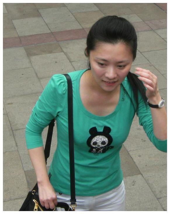 央视第一美女主持人，21岁进入央视，她工作太忙来不及谈恋爱