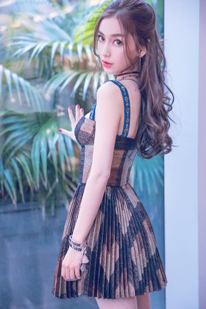 杨颖微博晒美照，镜子里的脚暴露了一切，网友：P跟不P差距太大