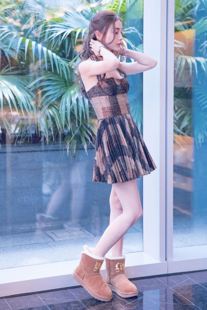杨颖微博晒美照，镜子里的脚暴露了一切，网友：P跟不P差距太大