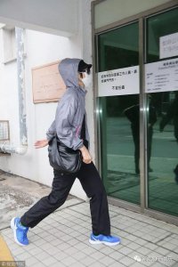 ​她援助蓝洁瑛多年，送的围巾还没拆开
