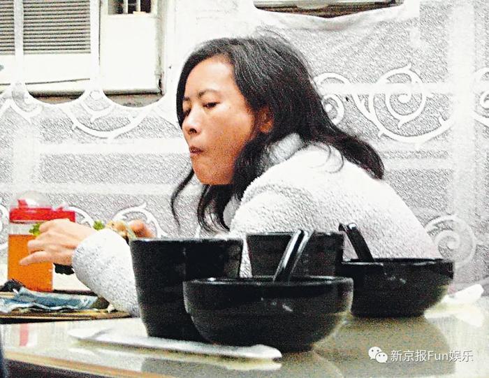 她援助蓝洁瑛多年，送的围巾还没拆开