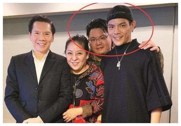 他的哥哥是向佐，父母更是娱乐圈里的大人物，而他却没进娱乐圈
