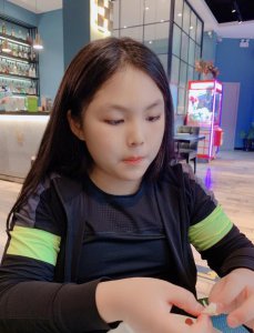 ​王诗龄和天天同框，小手把裙子撩起来，腿亮了，比竹竿还细吧？