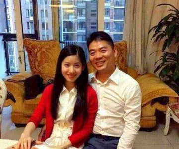 ​网友机场偶遇刘强东夫妇，刘强东有多爱奶茶妹，这些动作足够证明