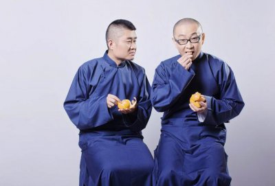 ​苗阜晒年轻旧照，与同学合影居C位，颜值不输小鲜肉还会凹造型