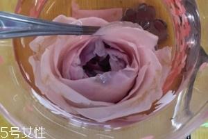 墨红玫瑰泡出来的颜色 淡黄色更天然健康