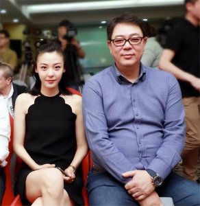 ​高亚麟的妻子时玮：比老公小11岁，至今无子，结婚多年恩爱如初