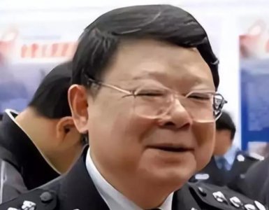 ​重庆扫黑局长文强：霸占警花十年不许结婚，被捕时家中发现2000万